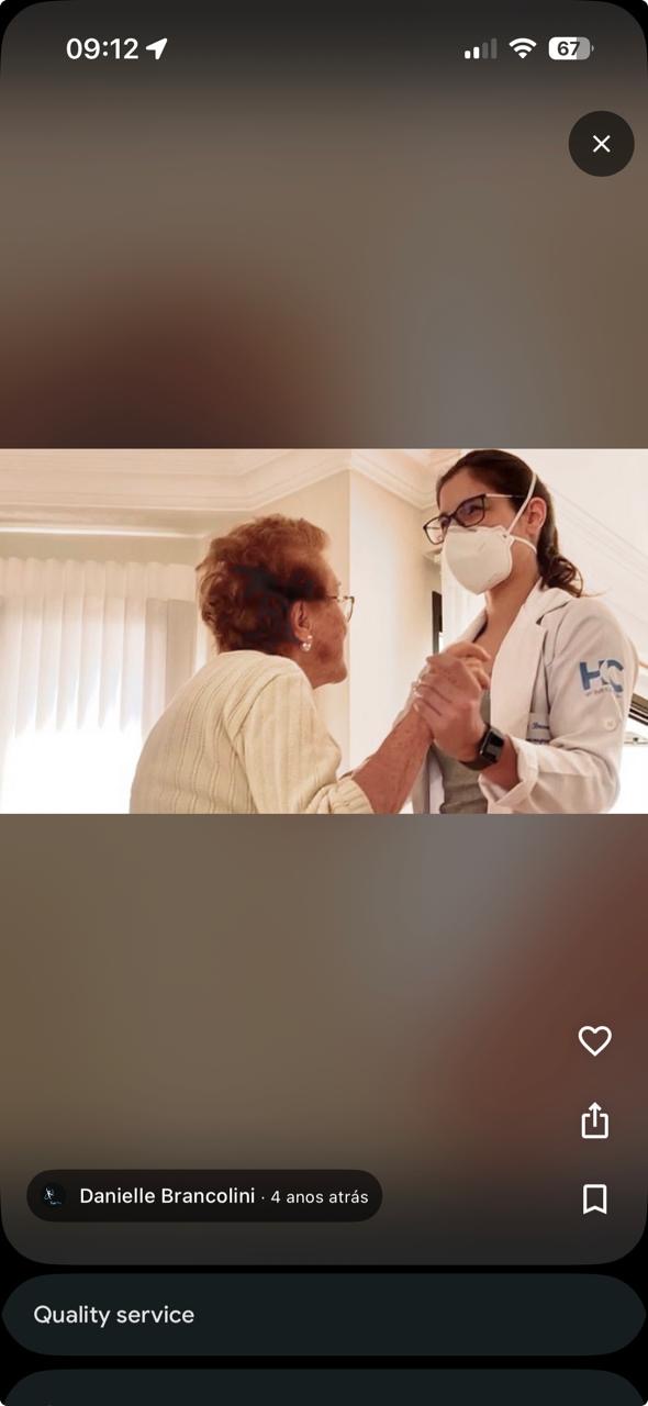 Danielle conduzindo exercício de fortalecimento com paciente idosa